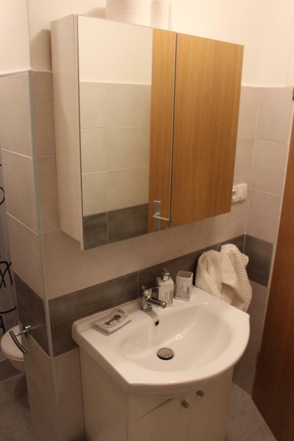 Blue Moon Apartments غييكا المظهر الخارجي الصورة